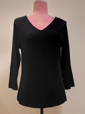 Women's Black V-Neck Long Sleeve Tee